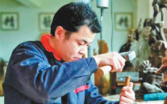 農民奉湘波：一手雕木藝，雕出好日子