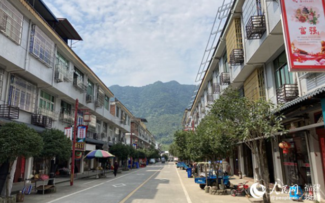 位於福建寧德市福鼎市磻溪鎮的赤溪村被稱為“中國扶貧第一村”。 
