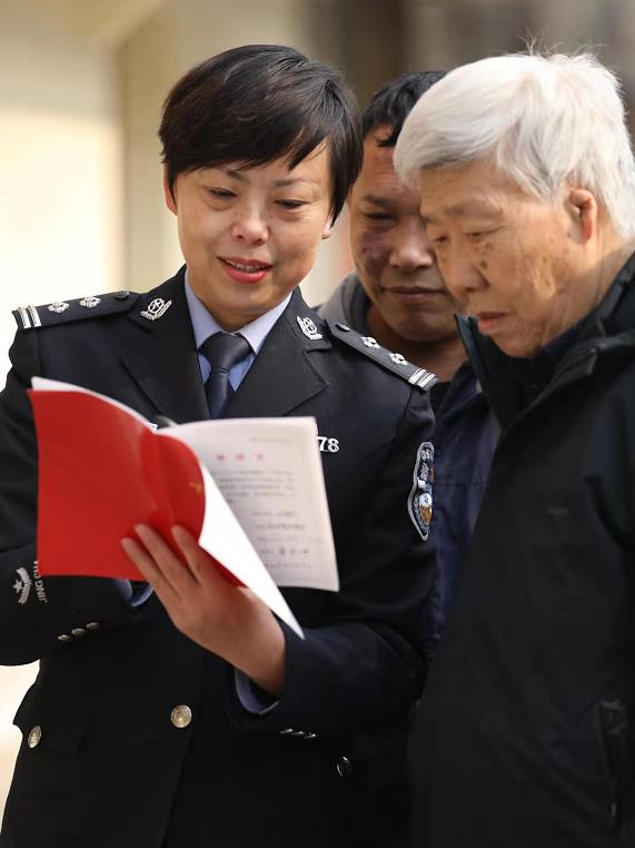 工作中的楊蓉（左）