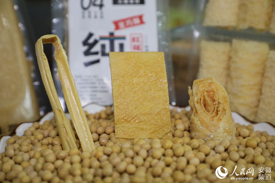 安徽紅花食品有限公司產品主要選擇固鎮本地產優質大豆制作而成。人民網 張俊攝