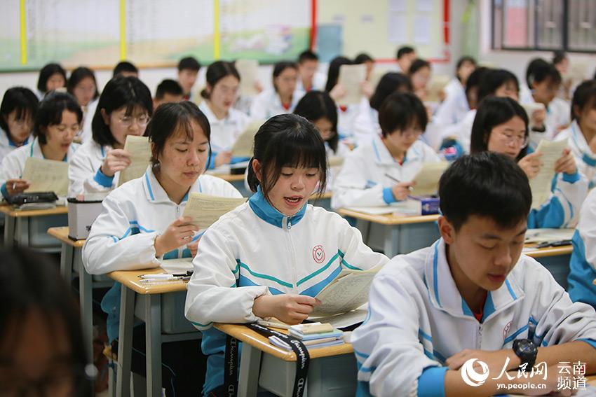 建水實驗中學高三學生在教室內復習。人民網 李發興攝