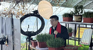 大棚裡架起“直播間”