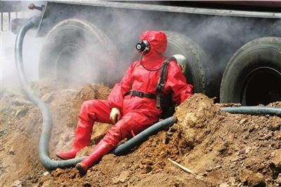 身穿轻型防化服近距离观察